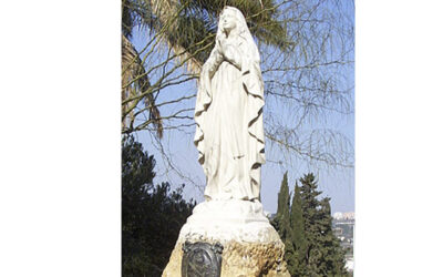 Quaranta-vuitè dia: invoquem Maria al pati del Seminari de Tarragona on hi ha una devota imatge de Maria