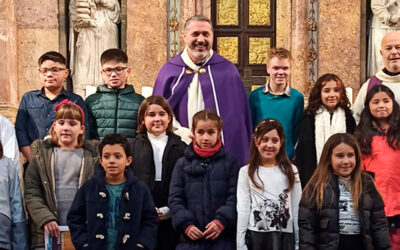 Una dotzena d’infants celebren el ritu d’ingrés al catecumenat