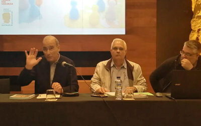 Una quarantena de persones assisteixen a la conferència “Decolonitzar el món i la vida”