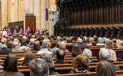 Centenars de persones omplen la Catedral de Tarragona en la missa funeral pel papa Francesc
