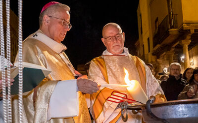 L’arquebisbe Joan Planellas presideix la solemne vetlla pasqual a la Catedral de Tarragona