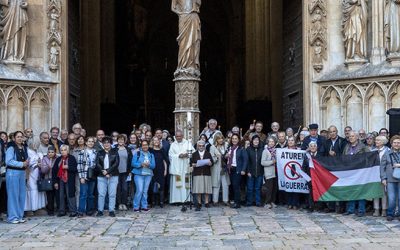 Més d’un centenar de persones s’apleguen davant la Catedral de Tarragona per a pregar per la pau