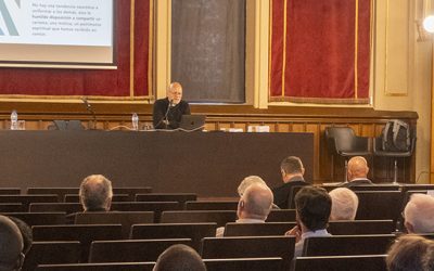 Mn. Emilio Lavaniegos, operari diocesà, imparteix la formació per al clergat sobre la fragilitat i la santificació sacerdotal