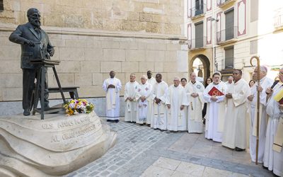 L’arquebisbe Joan Planellas beneeix la nova imatge del venerable Antoni Gaudí a Reus