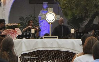 Dues-centes persones participen en l’Hora Santa de Praiselord Group Music a Vilafortuny