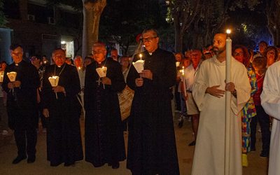 Les torxes dels fidels reusencs il·luminen el camí cap a Misericòrdia en el rosari processional presidit pel nunci apostòlic