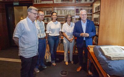 L’alcalde de Salou visita la Biblioteca del Seminari de Tarragona per a conèixer el Llibre dels Fets de Jaume I