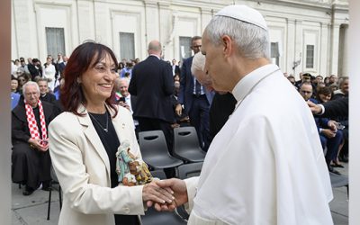 La presidenta de l&rsquo;Associaci&oacute; Pessebrista de Tarragona i de la Federaci&oacute;n Espa&ntilde;ola de Belenistas lliura una obra al papa Lle&oacute; XIV